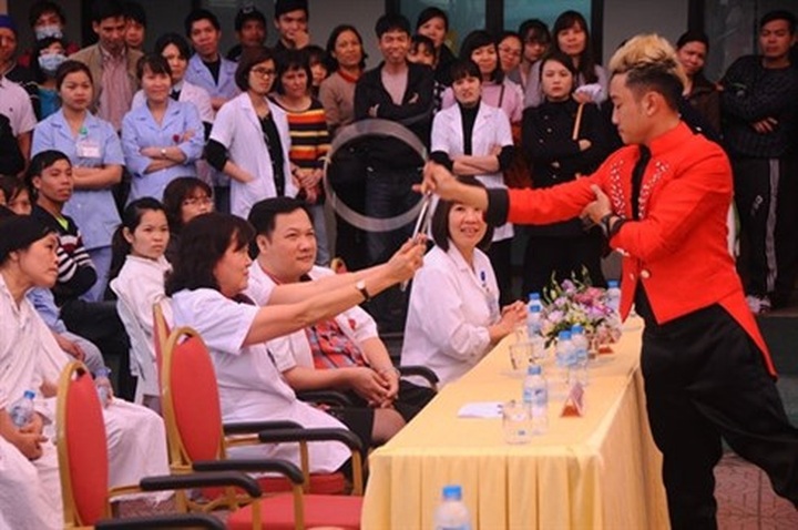 Artists head to hospital as music cures - 1