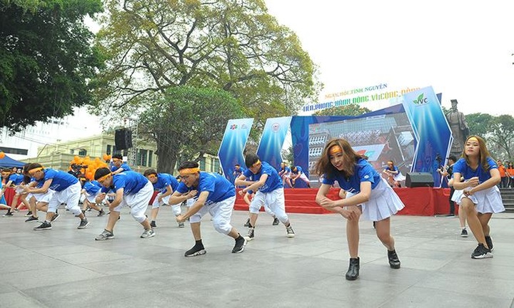 5,000 people walk in Hanoi on Good Deeds Day - 6