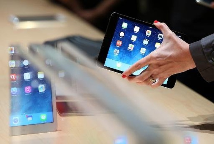 Apple, Samsung to face off in court again on patents - 1