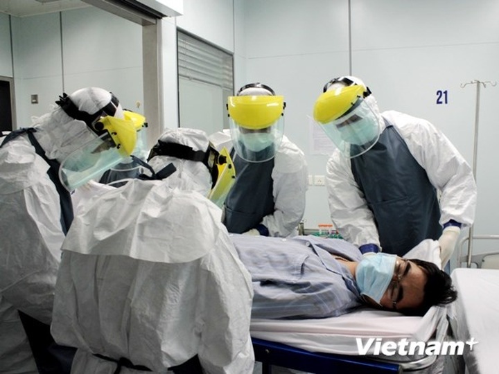 Hanoi rehearses procedures for treating suspected Ebola patients - 1