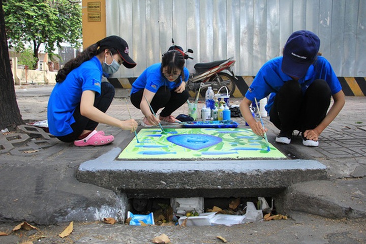 HCM City manholes turned into canvases - 5