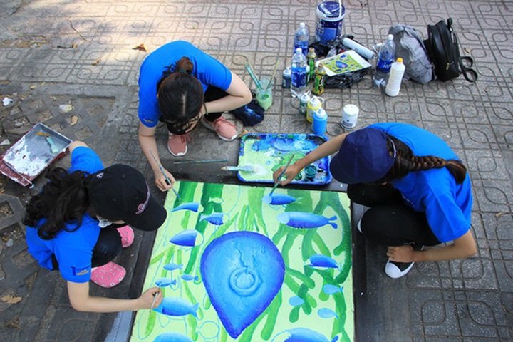 HCM City manholes turned into canvases - 2