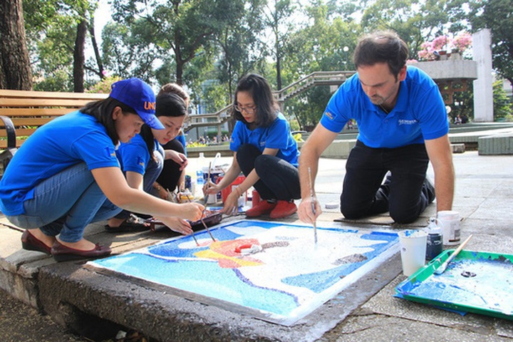 HCM City manholes turned into canvases - 4