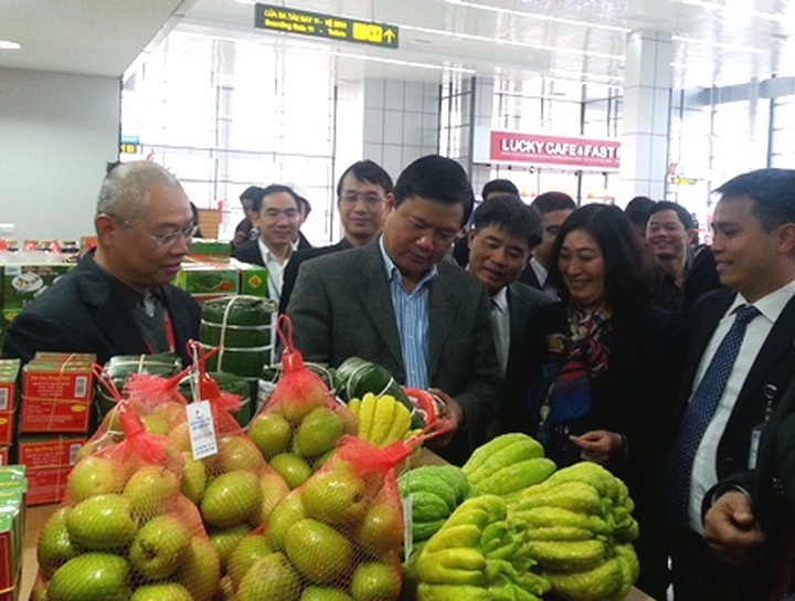 Transport Minister checks on goods and services prices at Noi Bai Airport - 1