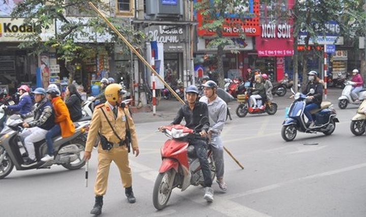 Hanoi tackles overloaded vehicles as Tet nears - 4