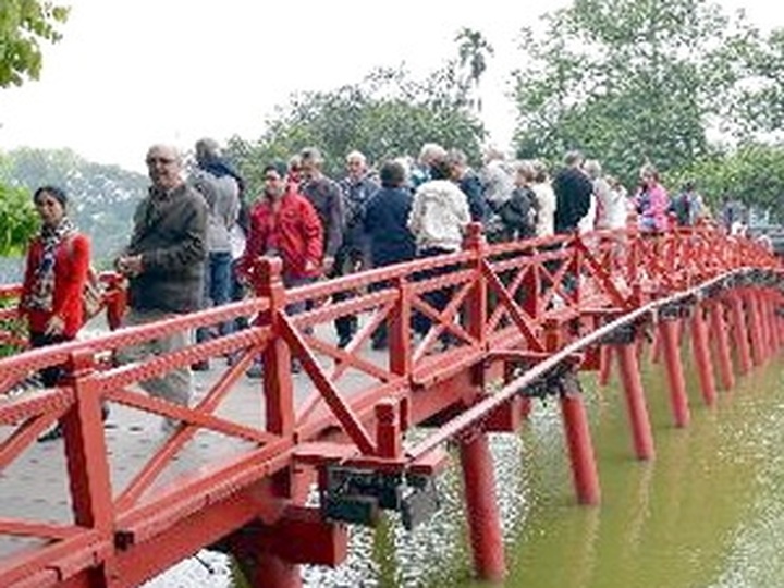 Hanoi, HCM City attractive to UK youths - 1