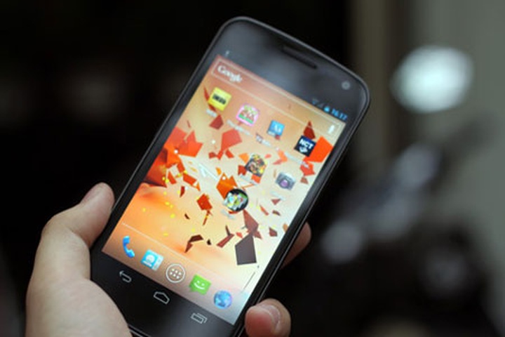 Vietnam targets USD12 billion in mobile phone exports - 1