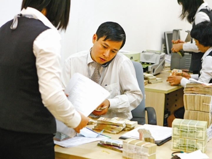 Banks announce reduction in executive pay - 1