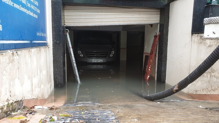 HCM City parking lots submerged after torrential rains - 2