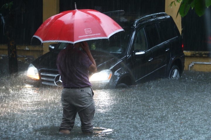 Hanoi streets turned into rivers due to heavy rains - 6