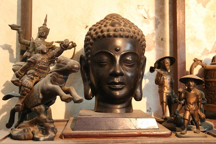 Hanoi artisan boasts antique collection - 4