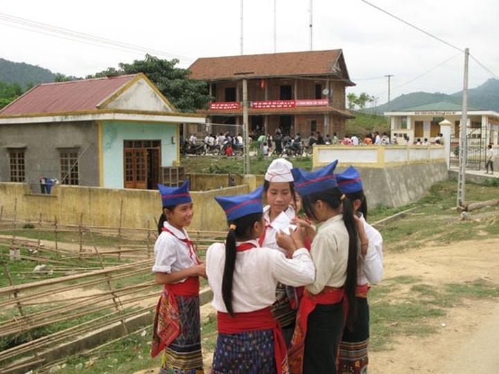 Cultural custom forces Mông girls into child marriage - 1