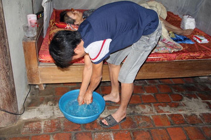 Poor student calls for help to save seriously-injured mother - 1 Poor student calls for help to save seriously-injured mother - 1