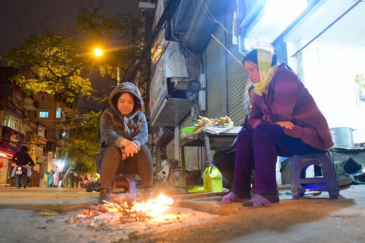 Hanoi night workers struggle with chilly weather - 7