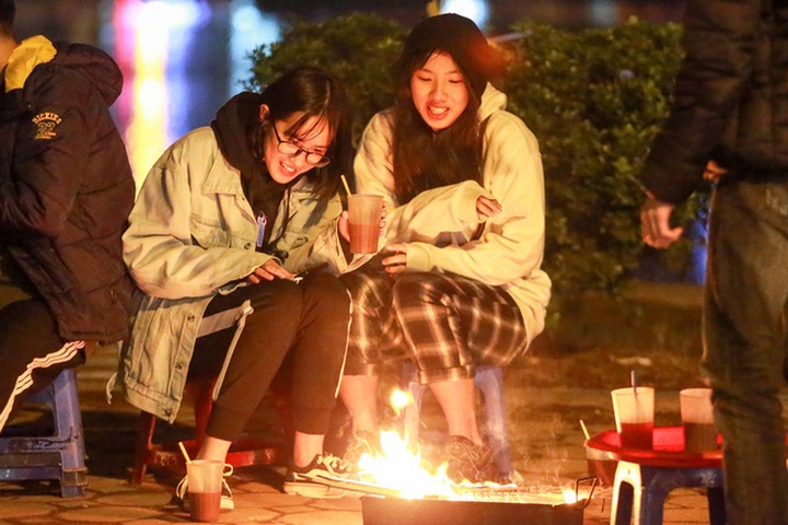 Hanoi night workers struggle with chilly weather - 6