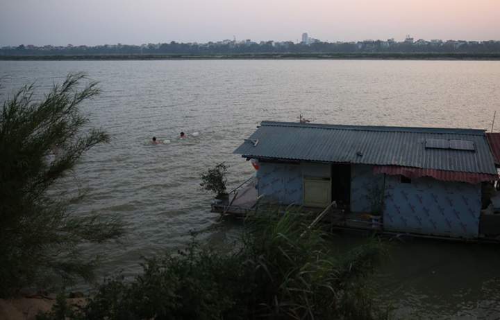 Hanoians take icy dip on winter days - 11