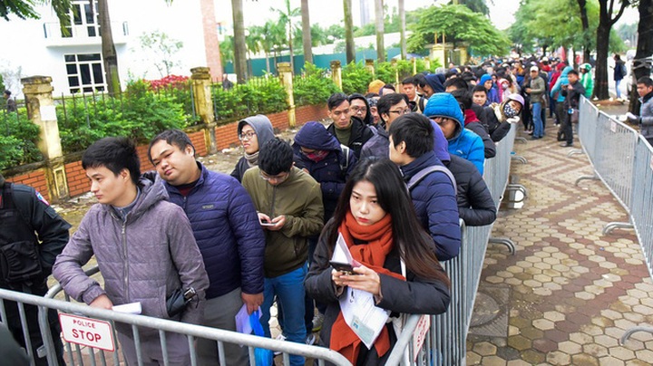 Fans queue up for AFF Cup final tickets - 1 Fans queue up for AFF Cup final tickets - 1