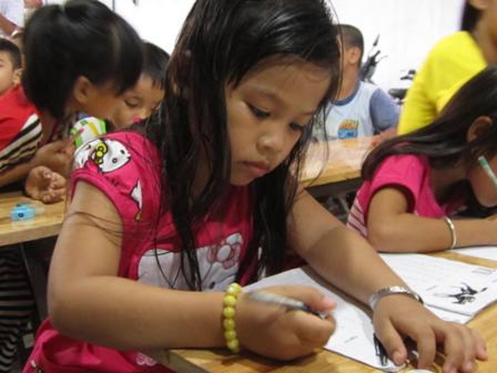 Man offers classes to poor children in HCM City - 2