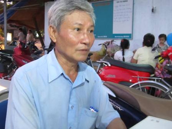 Man offers classes to poor children in HCM City - 1