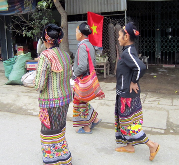 Spring markets lure ethnic people to mountainous region - 1 Spring markets lure ethnic people to mountainous region - 1
