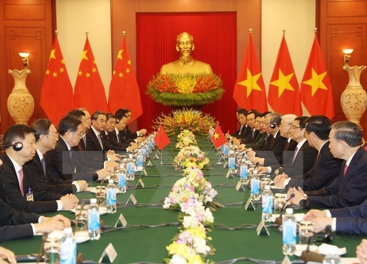 Party chiefs Nguyen Phu Trong, Xi Jinping hold talks - 1