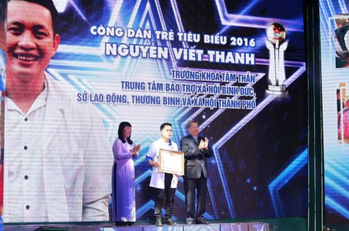 HCM City honours 10 outstanding young citizens of 2016 - 8