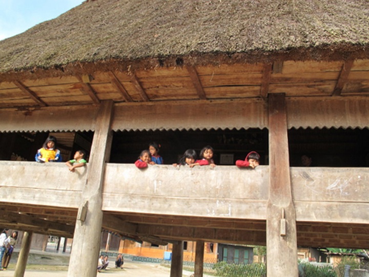 Communal house provides education for highland children - 1 Communal house provides education for highland children - 1