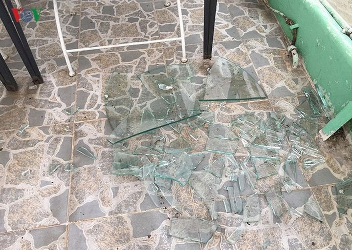 Hanoi floating restaurants left to rust - 2