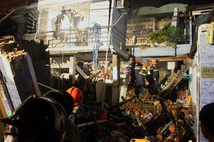 Midnight pyrotechnic explosion kills 10 in HCM City - 1