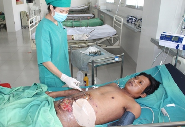 Mother struggles to help injured son after traffic accident - 1