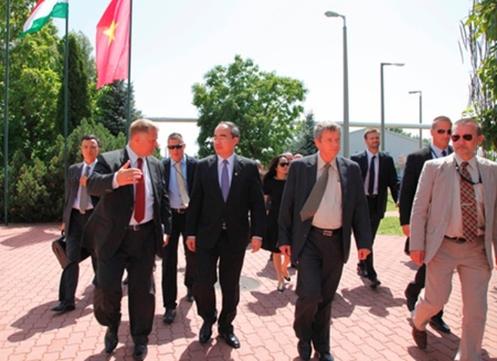 Deputy PM Nhan visits Hungary - 1