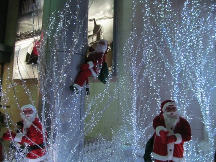 Boisterous Christmas atmosphere in HCM City - 18