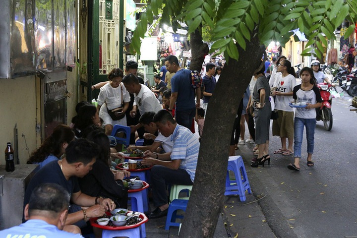 Hanoi’s busy Old Quarter street life - 5