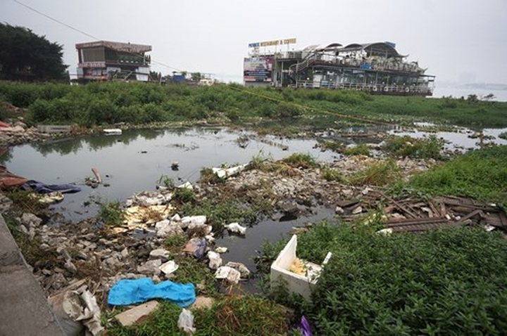 West Lake covered with rubbish after floating restaurants dismantled - 2