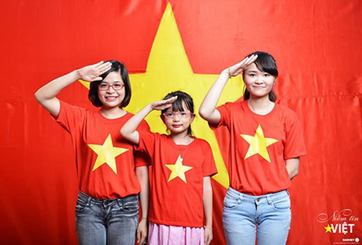 1,500 Vietnamese participate in patriotic photo project - 9