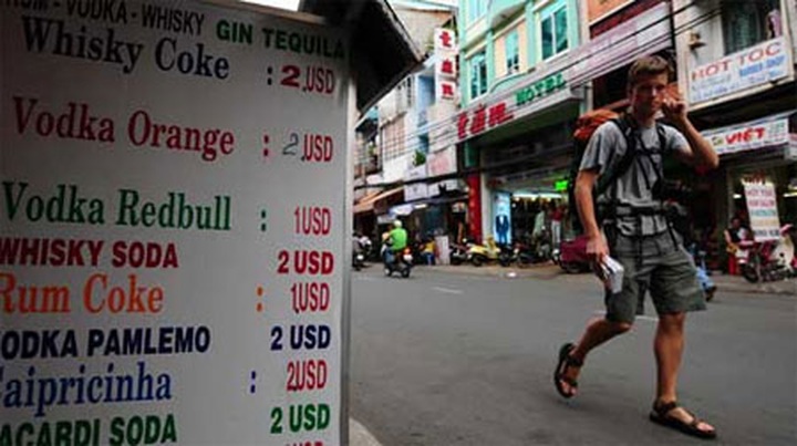 Travel firms fined for listing prices in US dollars - 1