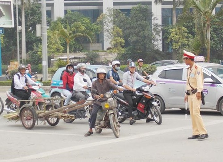 Hanoi police crack down on substandard motorbikes, three-wheelers - 4