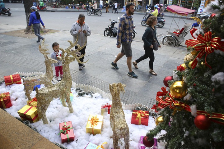 Christmas decorations go up in Hanoi - 2