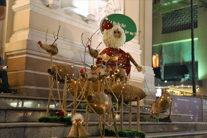 HCM City brightens up for Christmas - 8