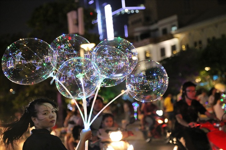 HCM City brightens up for Christmas - 11