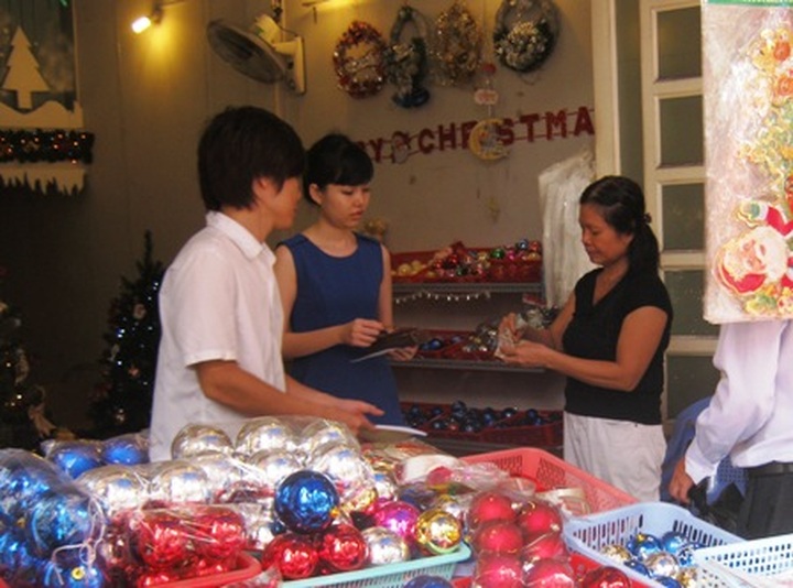 Tight budgets put damper on Christmas decoration markets - 4