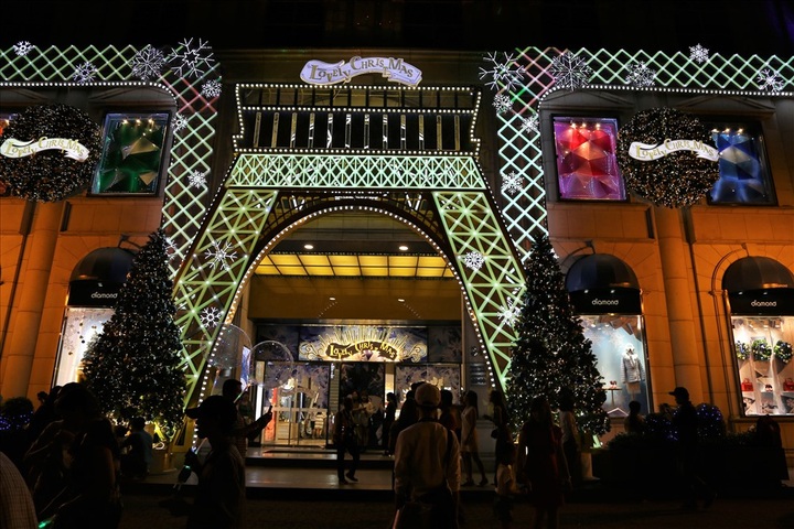 HCM City brightens up for Christmas - 4