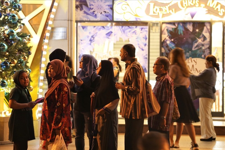 HCM City brightens up for Christmas - 7