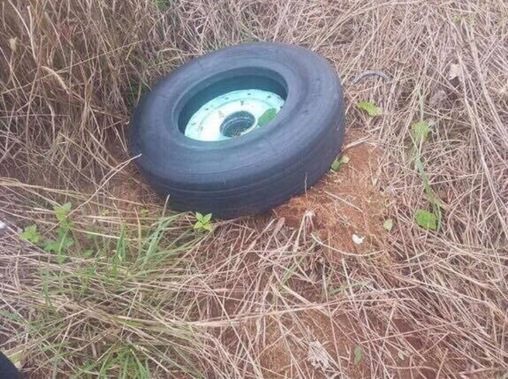 Nose wheel of Vietjet plane with landing problem found - 1