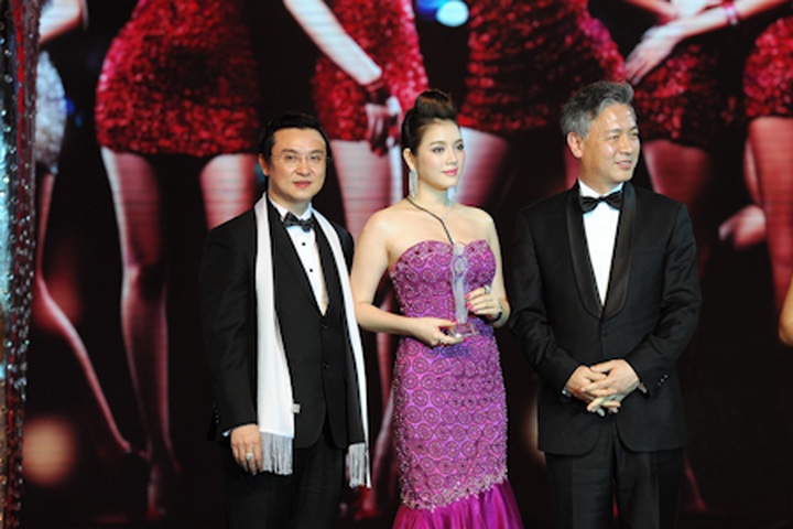 Ngo Thanh Van crowned at fashion industry award show - 6 Ngo Thanh Van crowned at fashion industry award show - 6