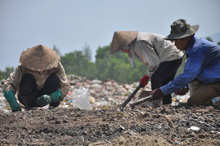 Danang dumping ground provides a living for the poor - 2