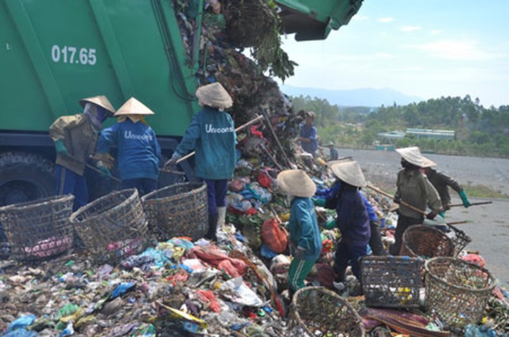 Danang dumping ground provides a living for the poor - 6