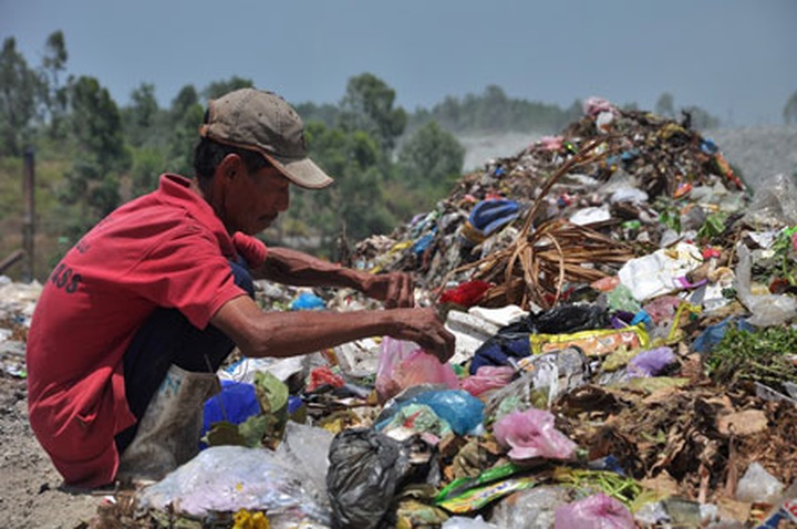 Danang dumping ground provides a living for the poor - 7