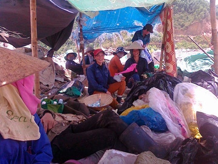 Danang dumping ground provides a living for the poor - 10