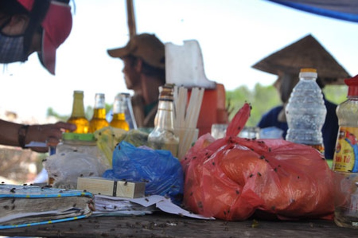 Danang dumping ground provides a living for the poor - 12